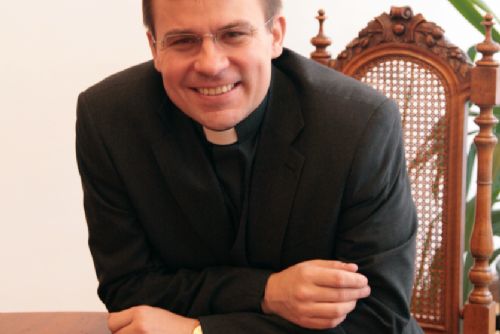 Foto: Biskup Tomáš Holub je opět na příjmu. Do konce nouzového stavu