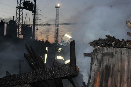 obrázek:Rozsáhlý požár bezdomoveckých chatek u „pavlačáku“ na Jateční