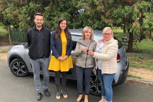 Foto: CPOS Město Touškov převzalo auto, které bude sloužit pracovnicím ke zkvalitnění služby