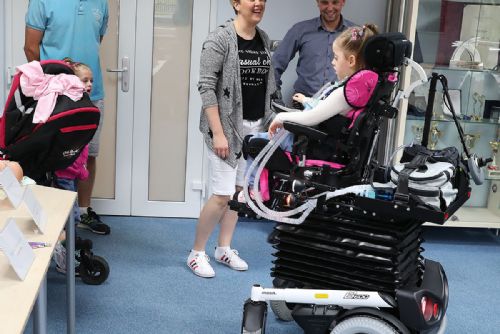 Obrázek - Předání speciálního elektrického vozíku těžce postižené pětileté Sofince