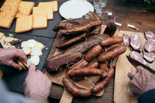 obrázek:Co všechno se dá v udírně připravit a jaké dipy a marinády se k tomu hodí