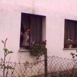 Dcery bil bičem a pálil cigaretou 
