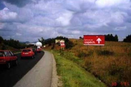 Foto: Přes 100 billboardů je načerno