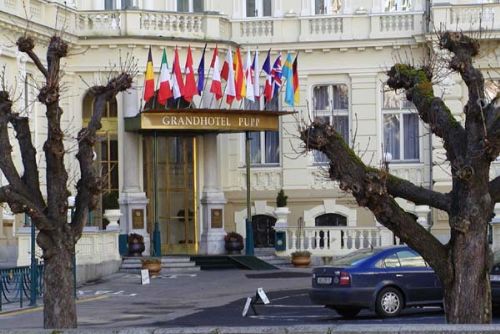 Foto: K. Vary bojují o budovu okresu