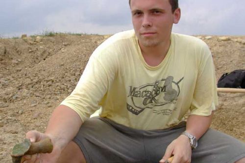 Foto: U Bděněvse objevili pravěké korálky