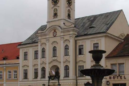 Foto: Pod rokycanskou radnicí objevili dlažbu z valounků
