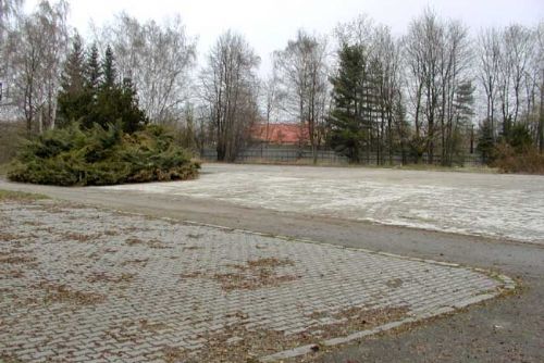 Foto: Parkoviště bude stát nad hřbitovem Židů