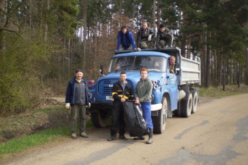 Foto: Myslivci uklízeli okolí Litohlav