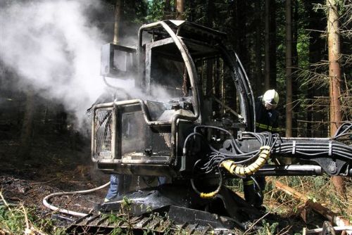 Foto: V Hlavňovicích shořel stroj za 1,5 miliardy