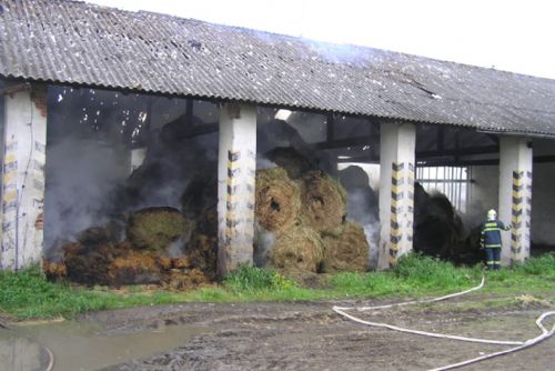 Foto: Ve Lhovicích hořel seník, možná řádil žhář