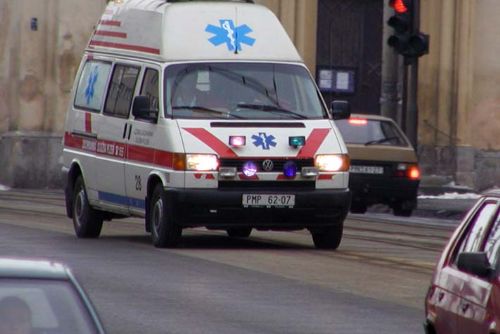 Foto: V Plzni bourala tramvaj se sanitkou