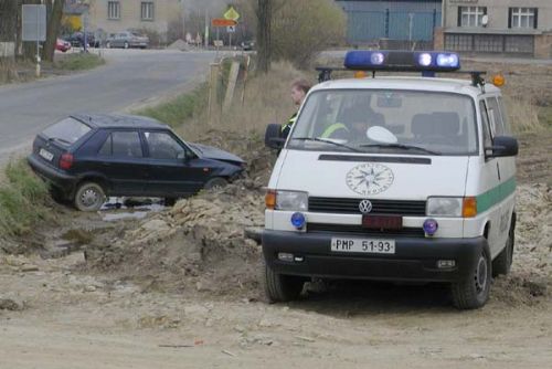Foto: U Kyšic se převrátil vlek za dodávkou