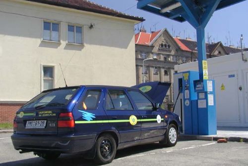 Foto: Řidiči se poprali na plzeňské benzince
