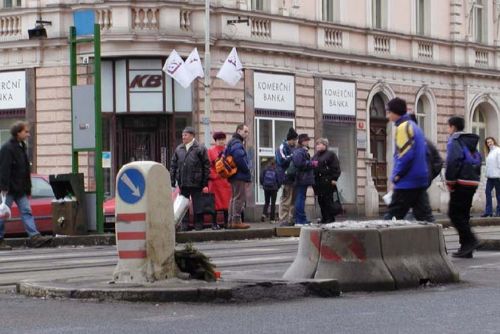 Foto: Silnice v Plzni blokují krabice