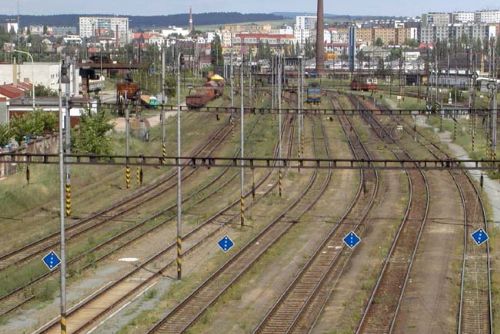Foto: Mladík skočil z mostu na vagon, vážně se zranil