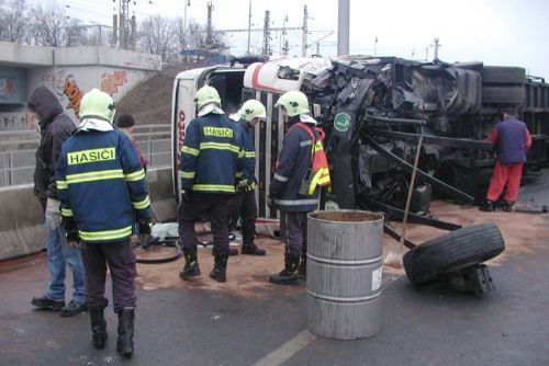 Foto: Na Domažlicku v noci boural kamion s autobusem
