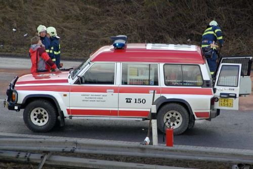 Foto: Hasiči bourali cestou k železniční nehodě