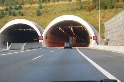 Foto: Řidiči v tunelu Valík nedodržují povolenou rychlost