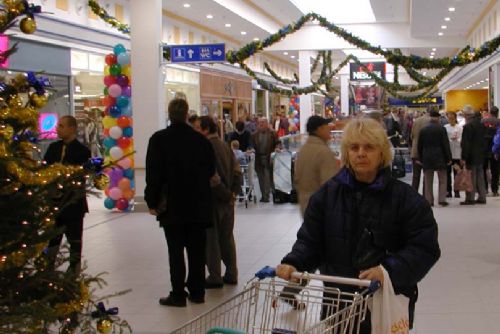 Foto: Zlodějka posvačila v hypermarketu nezaplacenou bagetu