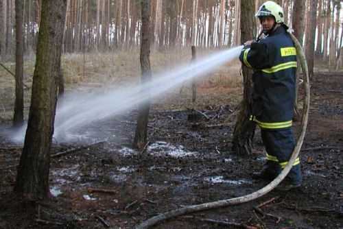 Foto: Hasiči likvidovali v Týčku požár klubovny u nádrže