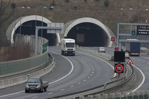 Foto: Dálničním tunelem Valík u Plzně mohou řidiči projíždět stovkou