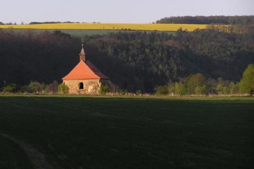 Foto: Kostel v Dolanech otevře při Noci kostelů a zve na plavbu Dolanské Navalis