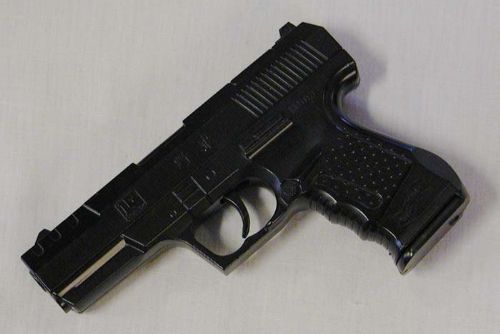 Foto: V nepomuckém Tipsportu loupil muž s pistolí 