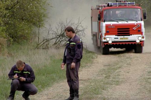 Foto: Vítr řádí, shodil strom na dvě auta