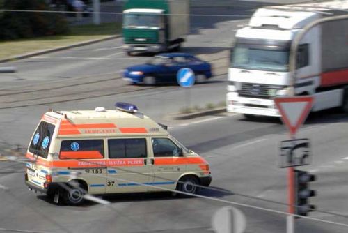 Foto: Na dálnici u Mýta bouralo auto, řidič je těžce zraněný