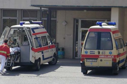 Foto: Na Tachovsku boural ráno na ledovce autobus s autem, šest zraněných. Už se stalo 70 nehod