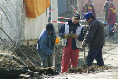 Foto: V Chotěšově ve výkopu kanalizace ležel mrtvý muž