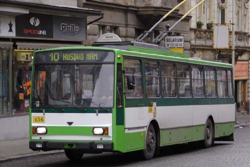 Foto: Při šarvátce s řidičem poškodil opilý cestující v trolejbusu radiostanici