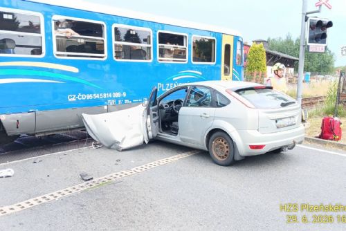 obrázek:Auto se střetlo s vlakem na přejezdu. Zraněnou mladou ženu odvezla záchranka