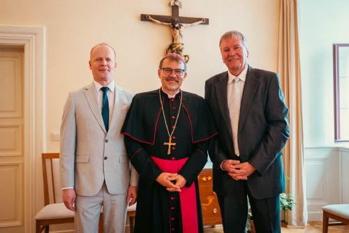 obrázek:Diecézní charita Plzeň má po 33 letech nového ředitele. Jiřího Lodra střídá Karel Weishäupel