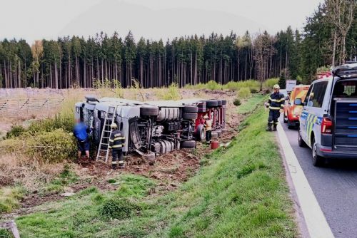 obrázek:Dramatická nehoda kamionu u Babylonu. Řidiče museli vyprostit z kabiny hasiči