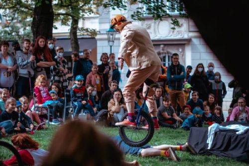 obrázek:Festival Nastevřeno oživí Bory. Ulice ožijí divadlem, performancí i sousedskou hostinou