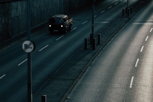 Foto: Hasiči vyprošťovali kamion z příkopu