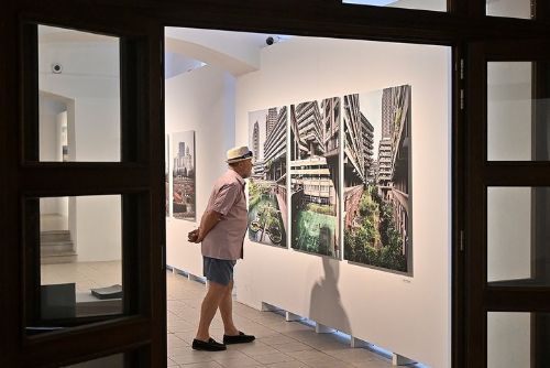 obrázek:Hořké světlo Leny Schabus v Galerii města Plzně. Digitální scény měst, která neexistují