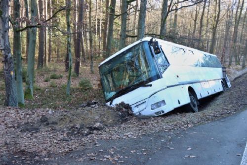 obrázek:Kdo byl únosce bílého autobusu? Naboural několik aut a poslal ho do příkopu