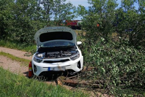 obrázek:Kia po nárazu do cisterny vyletěla ze silnice. Řidička vyvázla bez vážných zranění