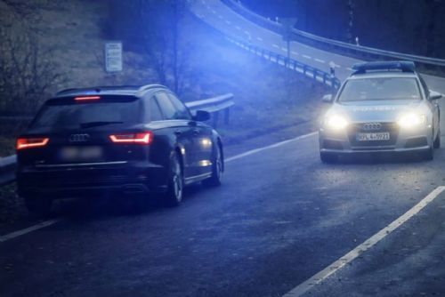 obrázek:Kradené Audi z Bavorska ujíždělo přes hranici až na Klatovsko. Honička skončila havárií