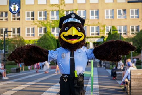 obrázek:První školní ráno v Plzni hlídali policisté a strážníci. Děti poprvé přivítal i maskot Eda