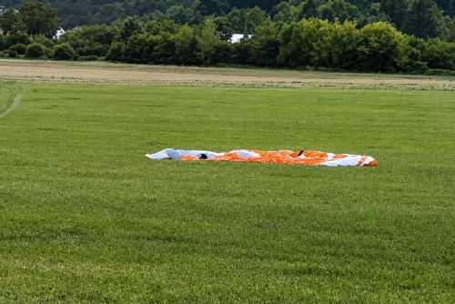 obrázek:Mladý pilot se u Plzně zřítil s motorovým paraglidem. Pád z 50 metrů nepřežil