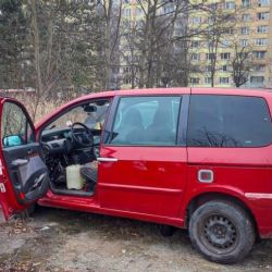 Nadzvedli Citroën, navrtali nádrž a za bílého dne se snažili ukrást naftu