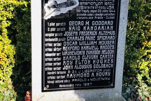 obrázek:Nepomuk uctil padlé ze sestřeleného bombardéru Liberator