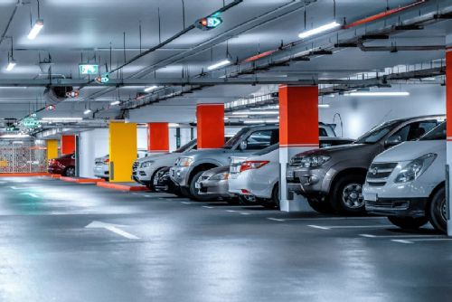 obrázek:Od 1. dubna Plzeň spouští rezervace do parkovacího domu Atom na Lochotíně