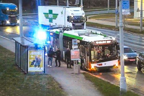 obrázek:Opilý agresor v trolejbusu napadal lidi. Zkrotil ho cestující