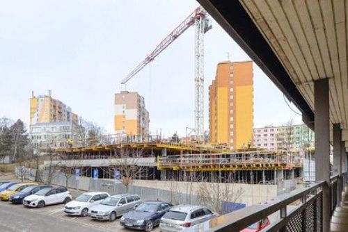 obrázek:Parkovací dům Atom v Plzni brzy otevře. Nabídne 173 míst, část z nich zdarma