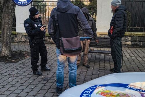obrázek:Plzeňské hlídky kontrolovaly lidi bez domova a nabízely jim pomoc