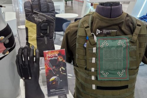 obrázek:Plzeňští vědci ukázali chytré textilie pro praxi. Pomoci mohou hasičům i záchranářům